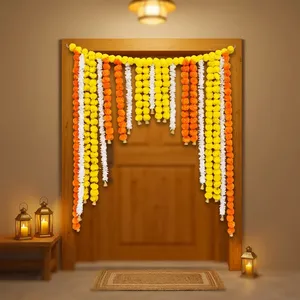 Guirlande traditionnelle de fleurs de souci jaunes, oranges et blanches avec clochettes dorées pour la décoration de porte, idéale pour les mariages, les festivals et l'entrée de la maison. - Product Image 6