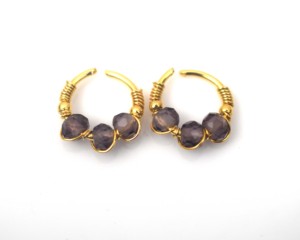 Vente en gros de boucles d'oreilles créoles en or 18 carats plaqué or avec améthyste et onyx vert pour femmes |   Bijoux minimalistes de créateur, parfaits pour offrir lors de fêtes - Product Image 2