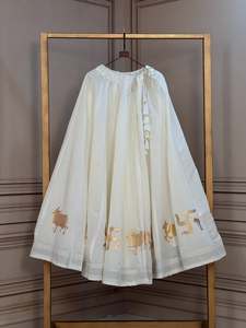 Tenue traditionnelle pour femmes pour les festivals : Lehenga en soie romaine avec fleur de lotus, travail de dentelle Gota et miroir, haut brodé Kutchi Gamthi, infroissable - Product Image 2