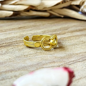 Nouvelle Bague Nœud Tendance Minimaliste en Laiton pour Hommes, Plaqué Or 18 carats, avec Perle Centrale Infini, pour Vente en Gros/OEM/ODM - Product Image 3