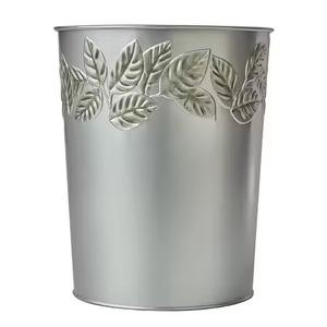 Cubo de basura decorativo de metal diseñado para un almacenamiento elegante en interiores de salas de estar, dormitorios y cocinas. - Product Image 1