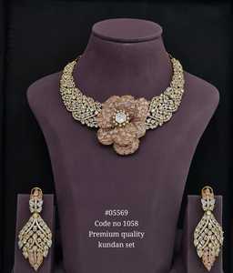 Conjunto de joyería Kundan premium 05596, collar y aretes en tono dorado, conjunto de collar nupcial floral, joyería nupcial india, para fiestas. - Product Image 2