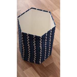 Hermosa Basurera de Cartón con Tapa Abierta, Hecha a Mano en India, Moderna, Elegante y Ecológica, con Patrón Geométrico - Product Image 6