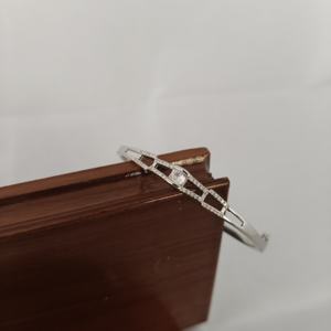 Brazalete Geométrico de Plata de Ley 925 Revalia con Eslabones de Diamantes, Acabado Plateado, Brazalete de Diseño Minimalista, Joyería Fina y Elegante - Product Image 2