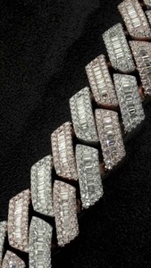 Chaîne cubaine en moissanite fabriquée en Inde, sertie de diamants, style hip-hop, collier bling-bling pour hommes, pour mariage, fêtes et événements, en vente - Product Image 4