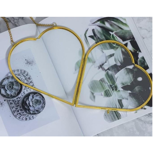 Cadre photo mural en verre transparent avec bordure en laiton en forme de cœur, chaîne suspendue, fleurs pressées, décoration murale pour la maison ou le bureau - Product Image 1