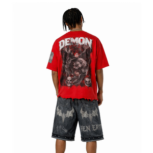 ชุดเสื้อยืดกราฟิกสตรีทแวร์ผู้ชายแบบกำหนดเองและกางเกงยีนส์ขาสั้น ชุดเซ็ตสองชิ้นลายพิมพ์สไตล์เมือง ดีไซน์ขาดๆ แบบโอเวอร์ไซส์ สำหรับฤดูร้อน - Product Image 2