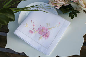 Des broderies gracieuses de fleurs de cerisier sur du lin naturel doux, ajoutant une touche de romantisme printanier aux tables élégantes. - Product Image 6