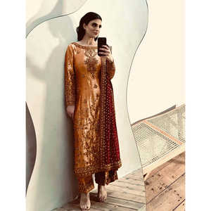 Ensemble de pent et de dupatta de créateur avec travail de moti pour les tenues de soirée ou les robes de bal - Product Image 1