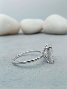 Anillo de Corte Esmeralda Solitario de Calidad Premium con un Brillante Piedra Central y Banda en Tono Plateado para Joyería Nupcial en Venta - Product Image 5