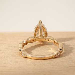 Bague de fiançailles vintage en or massif 10k 14k 18k avec halo de pierres de culture taillées en poire et brillant rond, couleur DEF, clarté VS VVS, certifiée IGI - Product Image 4