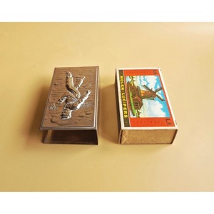 Boîte d'allumettes vintage en aluminium avec gravure de figurine humaine et motif moulin à vent, durable pour usage domestique - Product Image 2