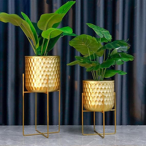 Macetas metálicas doradas Raaga con soporte, paquete de 2 macetas grandes y pequeñas para la sala de estar - Product Image 6