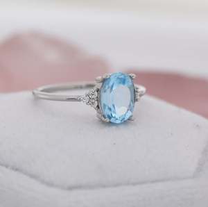 Anillo Ovalado de Topacio Azul Suizo Genuino en Plata de Ley, Anillo de Topacio Azul Natural con Tres Circonitas Cúbicas, Diseño Inspirado en el Estilo Vintage de Marzo - Product Image 4