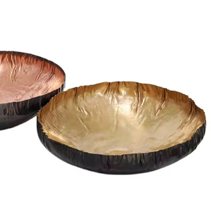 Tazón de servir de metal de calidad premium con forma única para uso en la cocina y decoración de la mesa. - Product Image 2