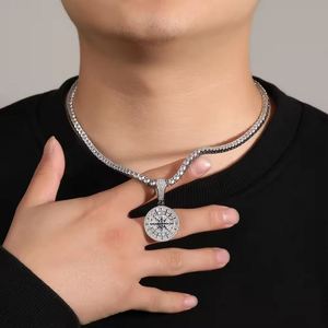 Colgante de Moneda con Diamantes Iced Out, Chapado en Oro Blanco, Latón con Micro Zirconia Azul, Colgante con Diseño de Brújula - Product Image 3