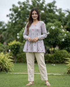 Ensemble Traditionnel de Fête en Coton avec Haut Brodé Cœur Col V Manches Longues et Pantalon en Lin Coton à Volants et Taille Élastique avec Poches - Product Image 5