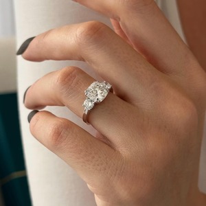 Bague de fiançailles à trois pierres en diamant de laboratoire de 3 carats, taille coussin carrée, E VVS2, en or blanc 14 carats avec accents latéraux, certifiée IGI - Product Image 6