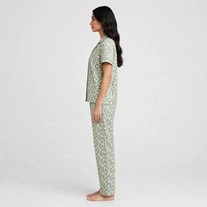 Nouvel ensemble de pyjama pour femmes avec tissu durable, imprimés élégants, construction confortable, coupe décontractée, fabrication sur mesure - Product Image 2