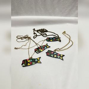 Collier en os de buffle, style bohème, pendentif artisanal indien, forme animale, couleurs vives peintes à la main, motif ethnique unique - Product Image 6