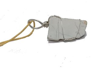 Colgante de moda de howlita natural con imagen de cristal grabada en bruto y envuelta en alambre, de Gujarat - Product Image 3