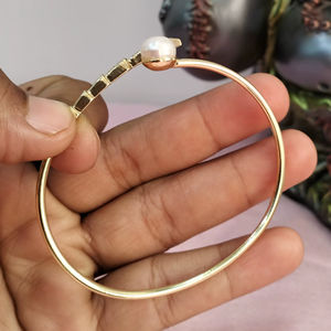 Bracelet pour femme en perles d'eau douce de qualité supérieure, avec design plaqué or, pour les occasions spéciales ou les mariages, provenant d'un fournisseur indien. - Product Image 4