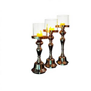 Ensemble de 3 porte-bougies en aluminium plaqué or - Product Image 1