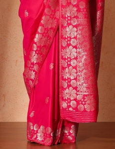 Sari de Seda Rosa KV con Estampado Floral y Blusa sin Coser - Product Image 5