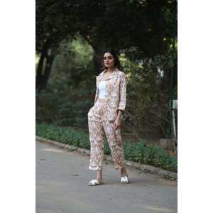 Ensemble de costume coordonné blazer beige Ikat pour femme, élégant et stylé - Product Image 3