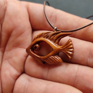 Collar con colgante de pez de madera tallado a mano, diseño minimalista marrón natural para hombres y mujeres, regalo de joyería - Product Image 2