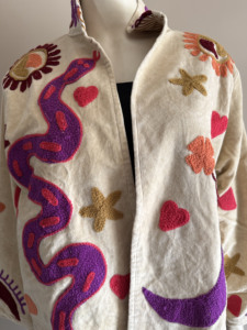 Veste en coton brodée vintage Suzani avec motifs serpent et floraux, manches longues, col rabattu, style bohème pour femme, printemps - Product Image 4