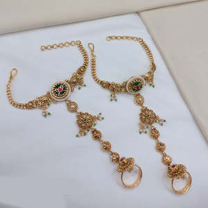 Chaîne de corps fine traditionnelle ethnique pour femme, plaquée or royal, avec pierres Pota et perles, bracelet de mariage Haath Phool - Product Image 1