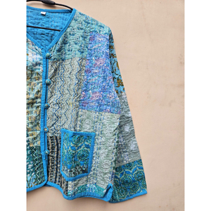 La chaqueta acolchada kantha de retazos vintage hecha a mano India presenta un diseño único con varios retazos estilo bohemio Boho chic - Product Image 3
