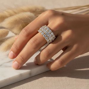 แหวนประดับเพชรทรงกลมมรกต 4.30 กะรัต แบบสามแถว - Product Image 6