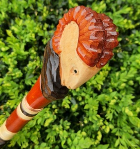 Canne de marche en bois écologique faite à la main avec tête de bélier sculptée - Design rustique pour cadeau de retraite et utilisation en extérieur - Product Image 4