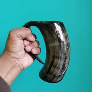 Chope à bière artisanale en corne de bœuf naturelle, style viking, finition rustique, pour boissons médiévales, au meilleur prix - Product Image 2