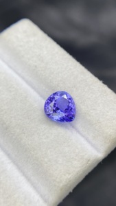 Pierre précieuse naturelle certifiée Tanzanite naturelle taille cœur 8 MM avec une couleur et un lustre excellents, Zoisite naturelle 2,13 carats sous loupe - Product Image 3