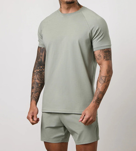 Ensemble T-shirt et short pour homme vert olive, logo OEM personnalisé, 2 pièces, respirant, séchage rapide, coupe ajustée, vêtements de sport pour la salle de sport, tenue d'été - Product Image 3
