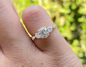 Bague de fiançailles solitaire élégante en or massif avec diamant blanc taille ronde, idéale pour le quotidien, bijou raffiné, cadeau - Product Image 1
