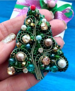 Broche élégante brodée de perles, accessoire de mode artisanal pour femmes et filles - Product Image 5