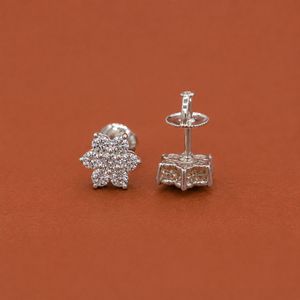 Pendientes Pequeños de Plata de Ley S925 con Diseño de Flor Delicada y Racimo de Diamantes de Corte Redondo para Mujer - Product Image 3