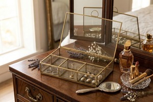 Boîte à bijoux vintage en verre, au design transparent, avec un cadre en métal fini or classique, conçue pour un rangement organisé. - Product Image 3
