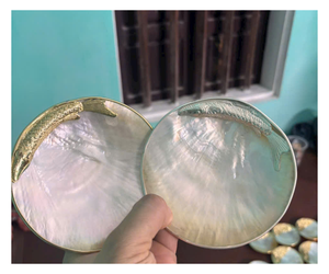 จานมุกทรงกลมทำมือลายปลาสำหรับตกแต่งบ้าน - Product Image 1