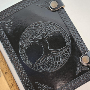 Diario de Cuero Negro con Grabado de Árbol Medieval, Cuaderno Encuadernado en Cuero, 8x6 Pulgadas, 200 Páginas en Blanco, Cierre Doble con Broches de Bronce - Product Image 6