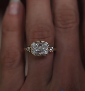 Bague en diamant de laboratoire taille coussin East West de 2 carats, bague de fiançailles à trois pierres en or 14 carats, certifiée IGI - Product Image 2