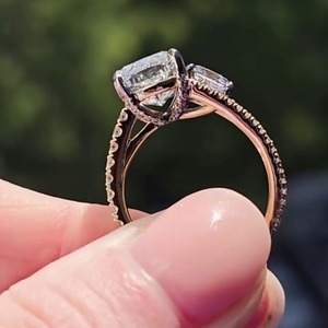 Anillo de Boda con Halo Oculto de Dos Tonos y Diamante Cultivado en Laboratorio con Corte Asscher, en Oro Amarillo de 14K, Certificado IGI, Color VVS+ EF - Product Image 2