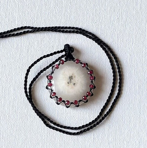 สร้อยคอควอตซ์พลังงานแสงอาทิตย์ทำมือ ประดับคริสตัลสีชมพู ลูกปัดมาคราเม่ จี้ห้อยปรับได้ สายสีดำ สไตล์โบโฮ เครื่องประดับบำบัดรักษา - Product Image 5