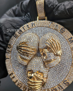 Colgante de tres calaveras sabias de Plata de ley 925 bañado en oro con Moissanita helada, medallón con la inscripción 'Oír, Hablar, No Ver Mal', Dvars Diamond Luxury - Product Image 2