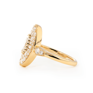 Bague de fiançailles vintage en or jaune 18 carats avec diamant ovale de 0,75 ct cultivé en laboratoire, certifié IGI, halo mosaïque, baguette conique et anneaux ronds - Product Image 6