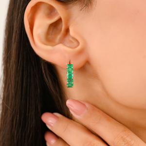 Aros de oro amarillo con gemas de esmeralda para mujer, con brillo verde intenso, curvas elegantes y estilo refinado para un look inolvidable. - Product Image 5